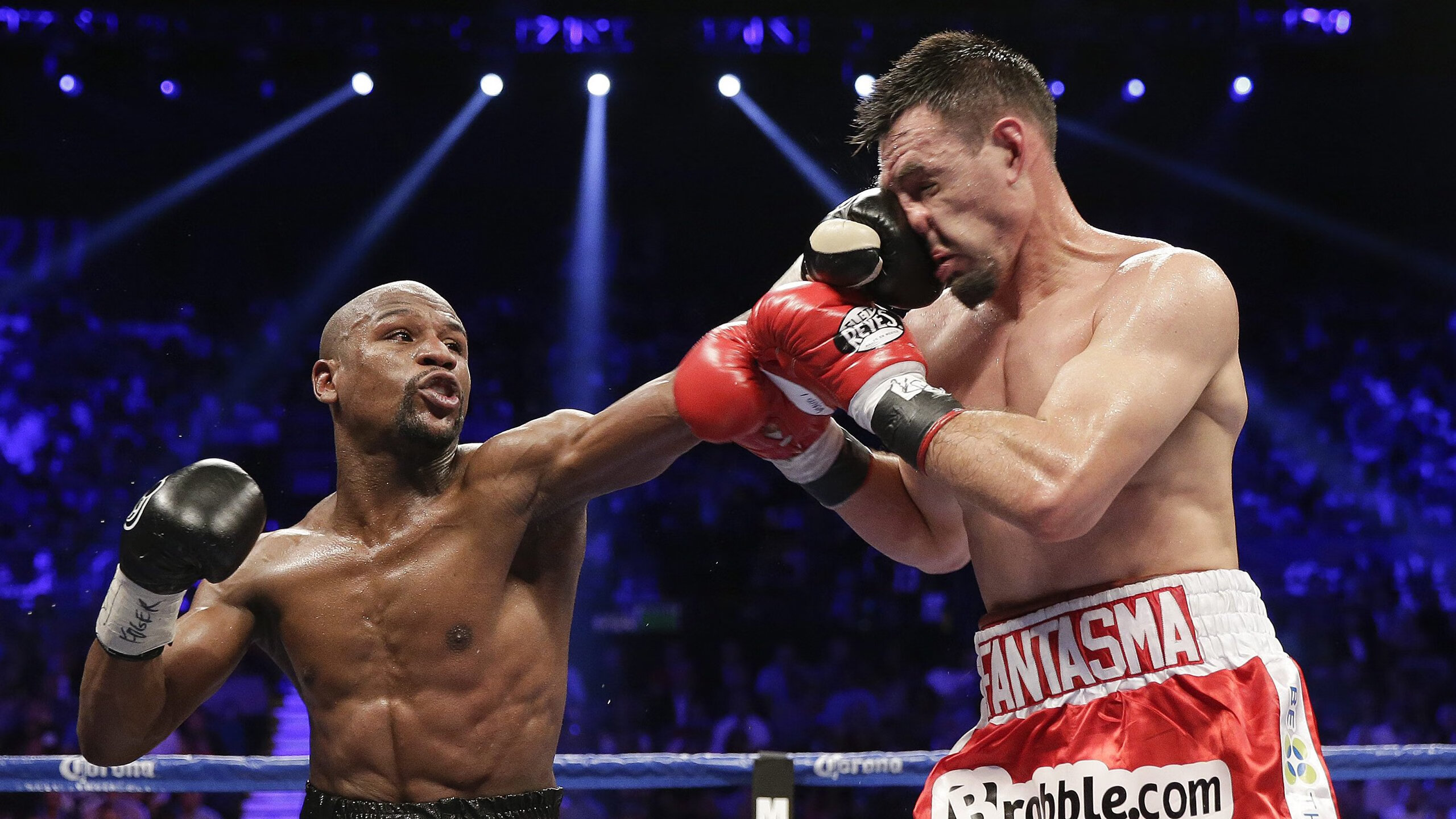 重要足球赛事进行中,球队竞技水平现火爆,足球队伍比赛