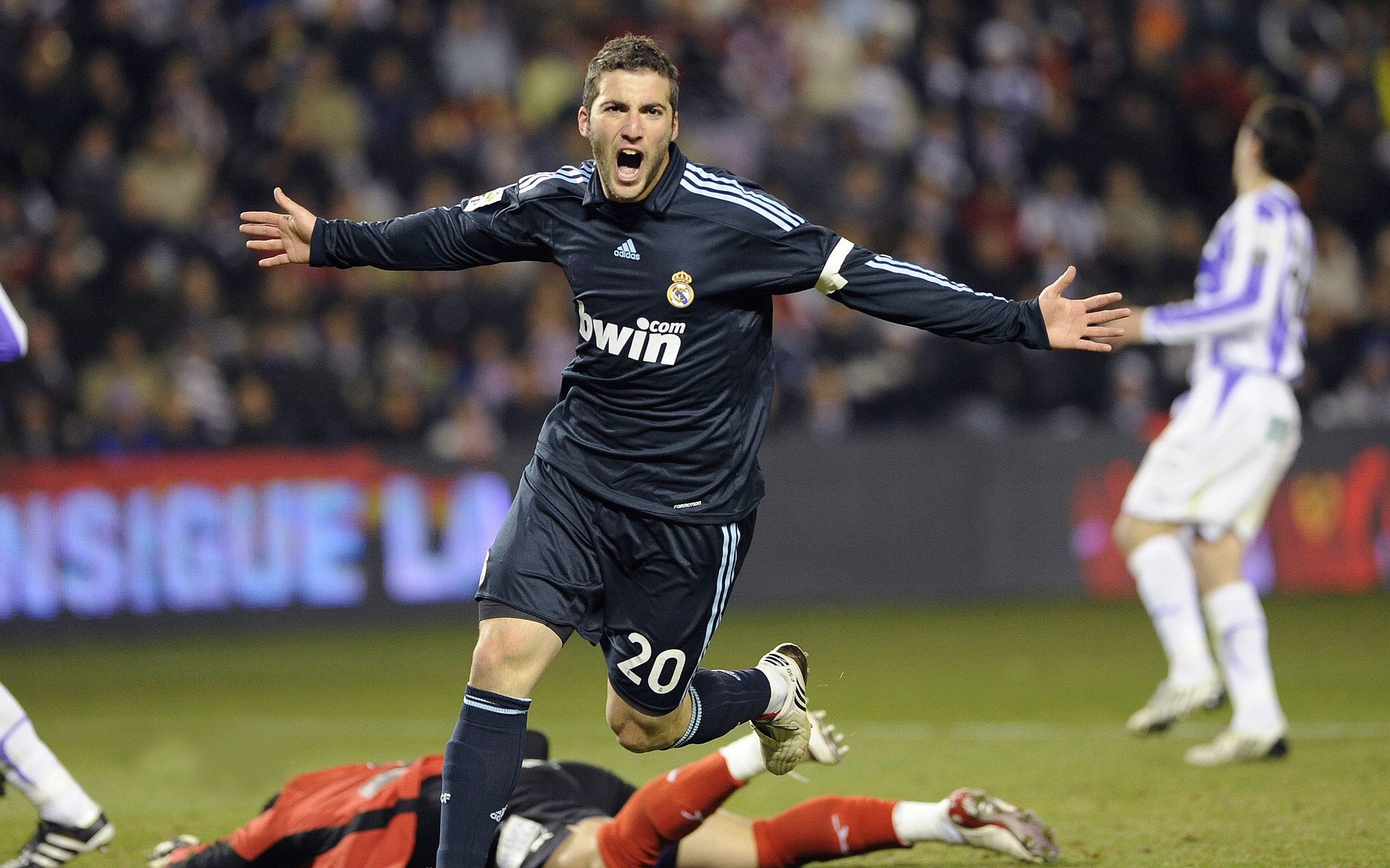 《顶级战队的背后：运营、训练全景揭秘》，顶级战队英文怎么写